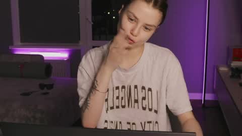 Lily 3 online show from May 21, 9:35 pm