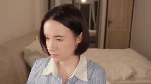 Essie  online show from March 25, 7:17 pm