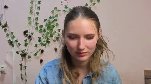 _kikiclark_ online show from March 6, 8:59 pm