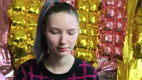 _kikiclark_ online show from April 9, 12:10 pm