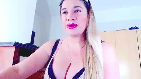 _lunagold_ online show from March 23, 1:01 am