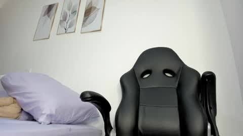 _molly_rosse_ online show from May 18, 12:00 pm