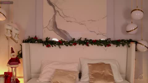 adoracortes online show from December 16, 8:09 am