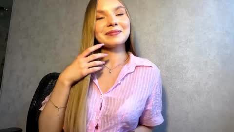 Caroline online show from April 16, 2:28 pm