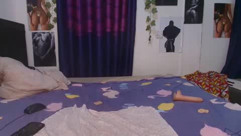 Africanpetitequeenn online show from March 17, 5:44 am