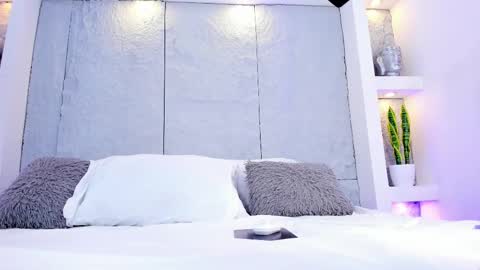 Alassia Hocthner online show from March 19, 1:04 pm