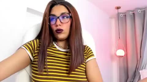 alice_elare online show from June 19, 4:39 am