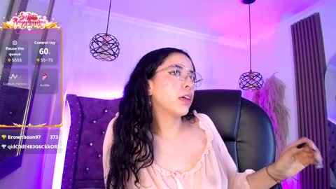 amara_davis1 online show from April 15, 10:27 am