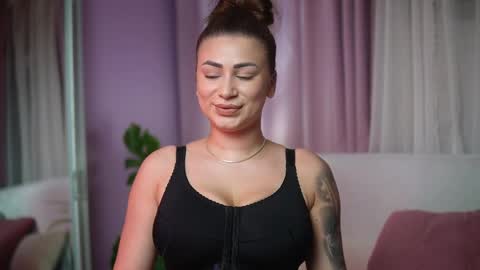  Amelia  online show from April 19, 6:10 pm