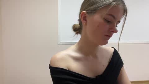 Emma online show from May 7, 9:29 pm