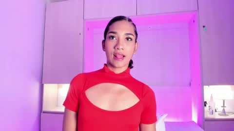 anaacollins_ online show from May 15, 11:46 am