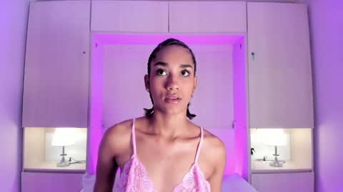anaacollins_ online show from May 26, 11:31 am