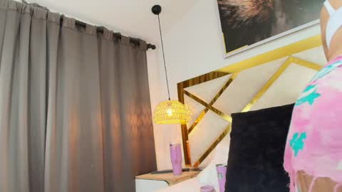 Nicolle  online show from March 31, 11:43 am