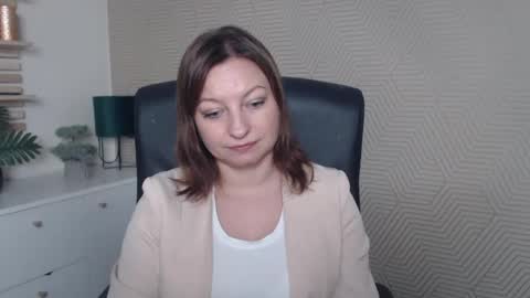 Angela online show from February 3, 8:30 am