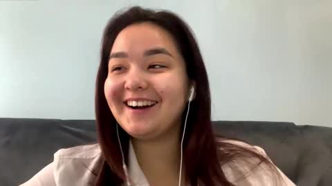 Kira is here now  help me get 50 thumbs up pls  online show from March 25, 8:28 am