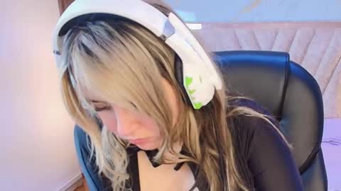 My name is Andrea  thumb up me please its important online show from February 20, 10:32 pm