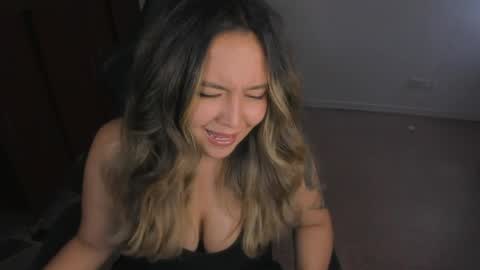 ash_smith1 online show from March 27, 9:37 pm