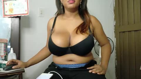 ashanty_1012 online show from April 14, 3:45 pm