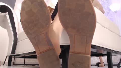 Aura sanders online show from March 25, 4:32 pm