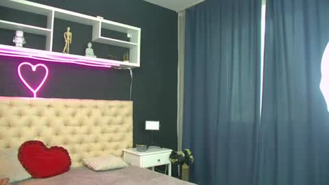 auramilff online show from April 19, 2:06 pm