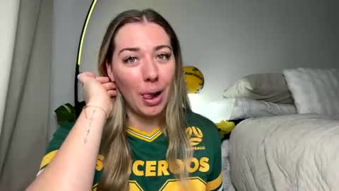 aussielulu online show from June 17, 2:35 am