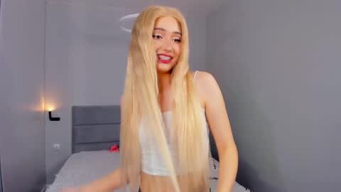 Mia online show from May 11, 3:07 pm