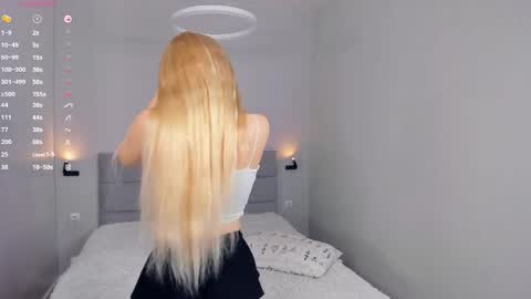 Mia online show from April 29, 3:47 pm