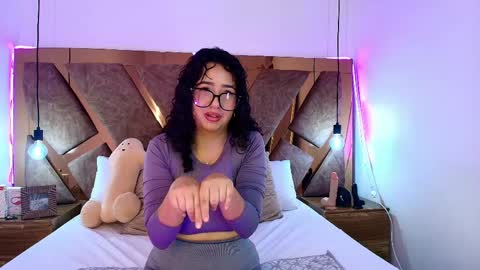 Bella Swwan  online show from April 25, 1:52 pm
