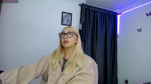 Soffy Brooks Independent model online show from April 12, 3:09 am