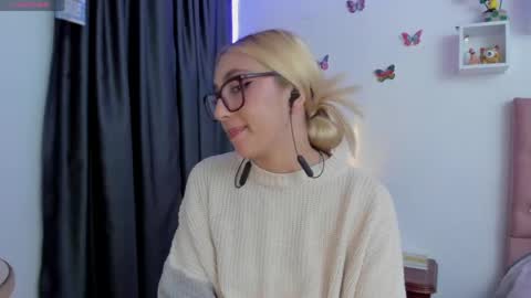 Soffy Brooks Independent model online show from May 16, 10:36 am