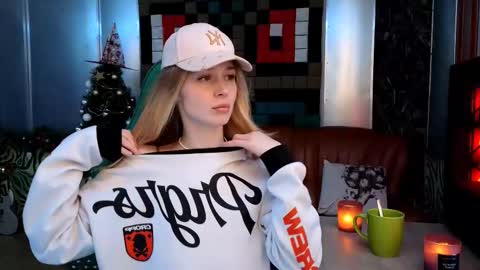 Caroline online show from December 22, 6:33 pm