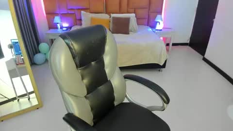 catti_brie_ online show from April 23, 11:39 am