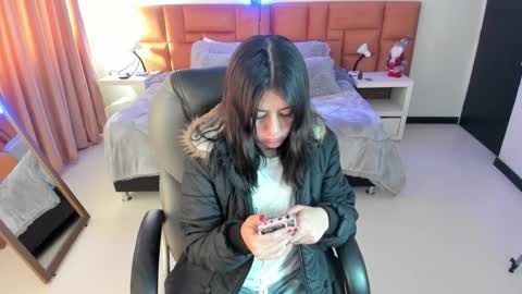 catti_brie_ online show from November 29, 12:20 pm