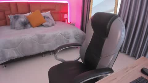 catti_brie_ online show from June 19, 11:46 am