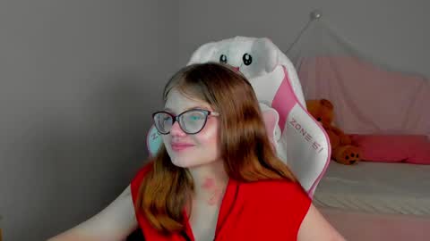 ChloeHalses online show from April 10, 7:09 pm