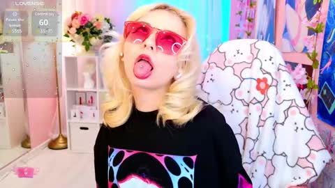 Mia online show from February 21, 11:54 pm