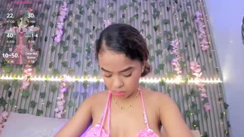 coralineross_ online show from November 25, 11:56 am