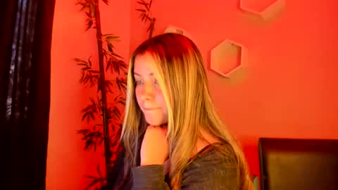 cutesamantha_ online show from May 19, 9:44 pm