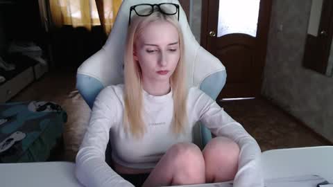 Cutti Crystal online show from April 24, 1:19 am