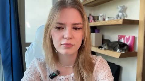 Im Emi streaming with my friend Reyna today online show from June 20, 1:25 pm