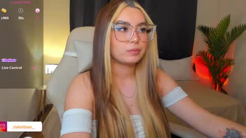 dakottaa__ online show from May 28, 1:58 am
