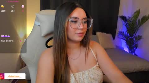 dakottaa__ online show from February 8, 12:58 am