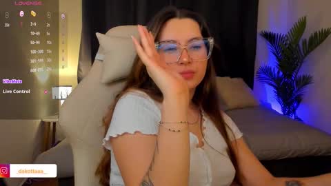 dakottaa__ online show from December 18, 12:48 am