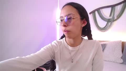 daphnevalucci online show from April 28, 8:02 pm