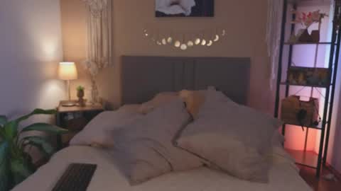 Moa . online show from April 3, 1:53 pm