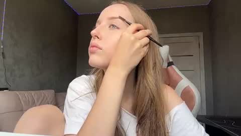Mia online show from July 7, 11:24 am