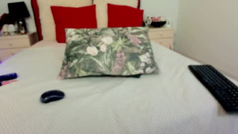 Chloe online show from April 8, 9:00 am