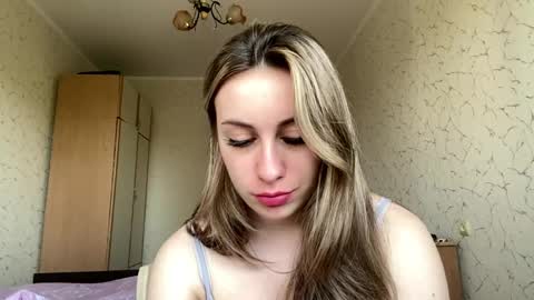 Mia online show from May 27, 9:39 am