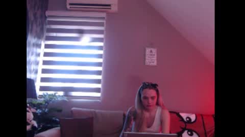 A girl online show from March 13, 8:37 am