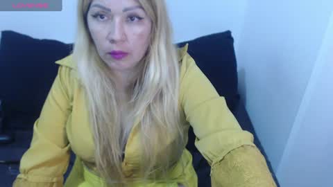 dulce_bella_ online show from March 9, 4:22 pm
